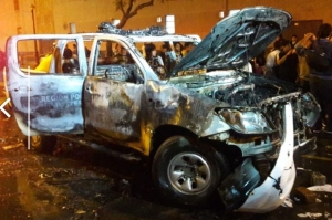 Manifestantes incendian patrullero en marcha contra el Congreso