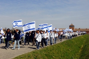 Video: El "triunfo de la luz sobre la oscuridad" - el himno de Israel suena en Auschwitz