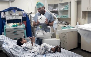 La historia del médico argentino-israelí que está “curando a la humanidad”.